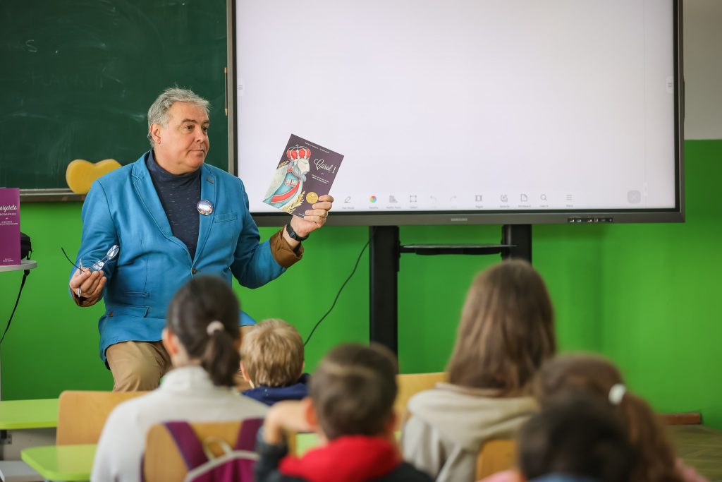 Printre contributori s-au numărat câteva personalități marcante